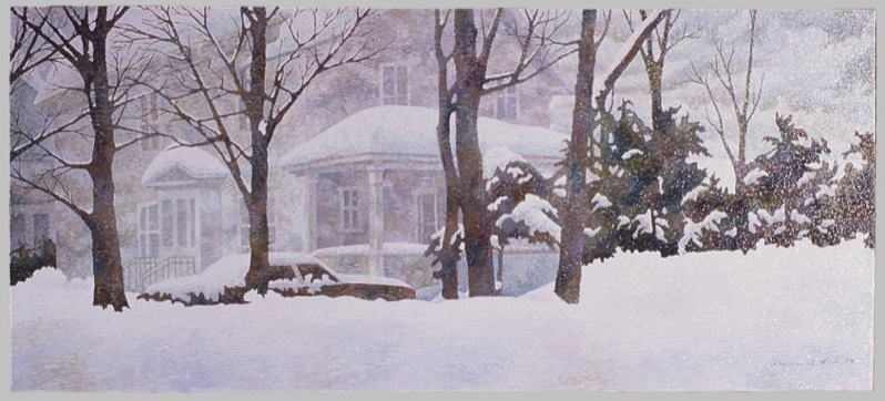 Une maison de ville, une voiture et des arbres sous une épaisse couche de neige propre aux hivers québécois. Une toile aux teintes de mauve.