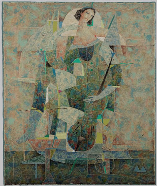 Ce tableau affiche une femme au long cou surdimensionné tenant un violon à la main sur un fond texturé beige teinté de vert.